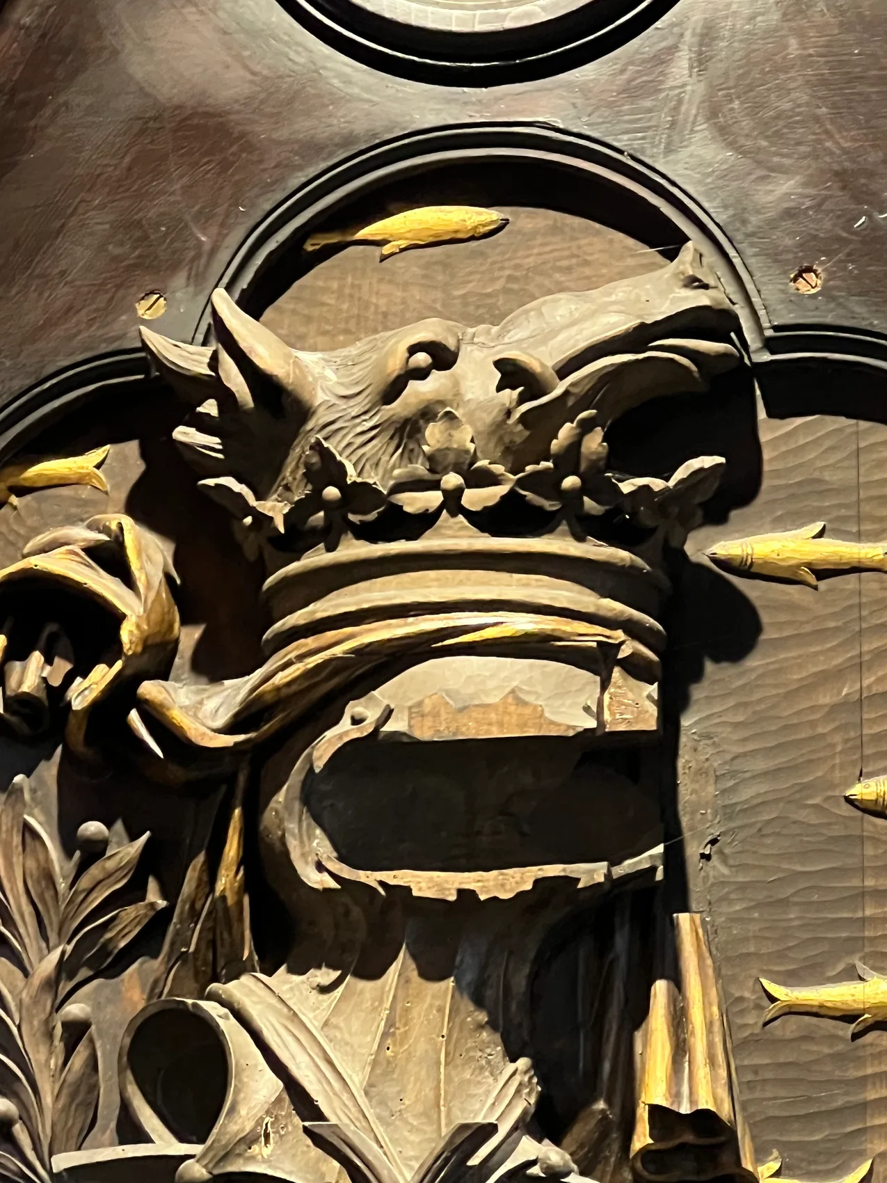 A carved and gilded crest with a crown and antlers